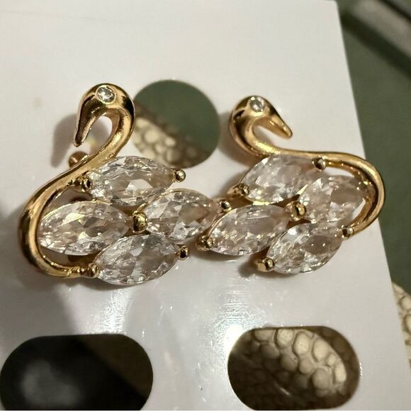 GOLDEN SWAN CRYSTAL STUD EARRINGS – WOMEN’S ELEGANT STATEMENT JEWELRY - Picture 8 of 17